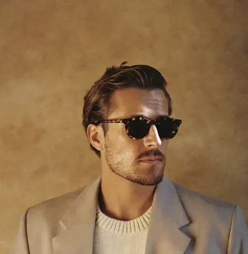 Homem de óculos escuros e blazer