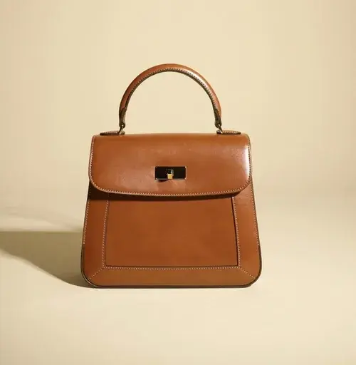 Bolsa caramelo sobre fundo bege