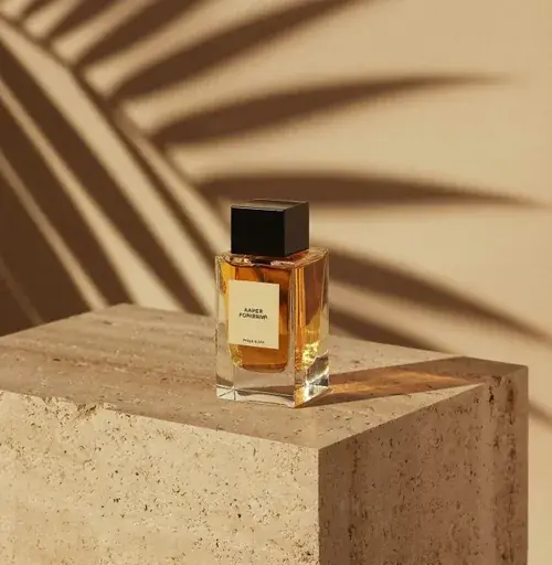 Frasco de perfume sobre bloco de pedra