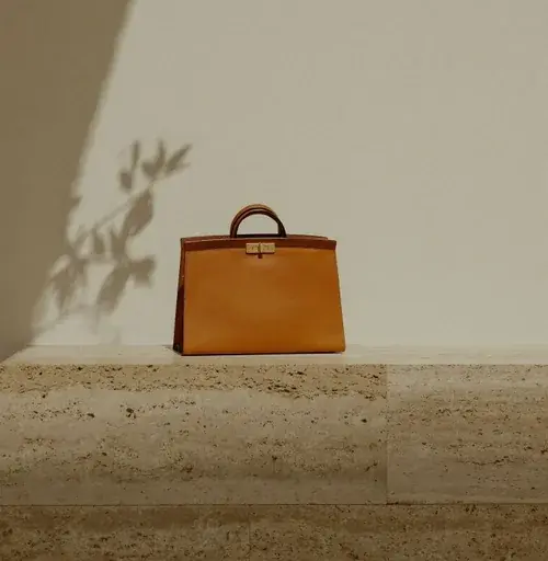 Bolsa caramelo sobre bloco de pedra