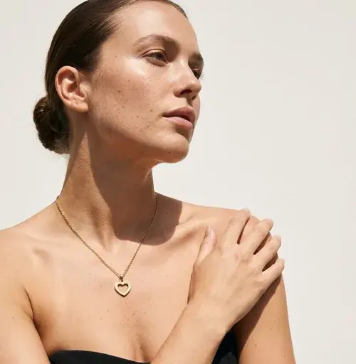 Mulher com colar dourado